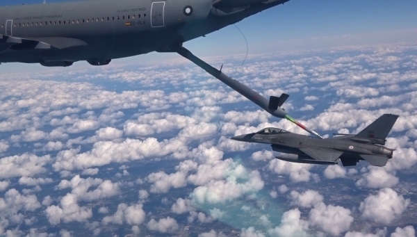 Zdjęcie przedstawia pierwszy automatyczny kontakt pomiędzy demonstracyjnym samolotem A310 MRTT a myśliwcem F-16. Źródło: Airbus Defence&Space -