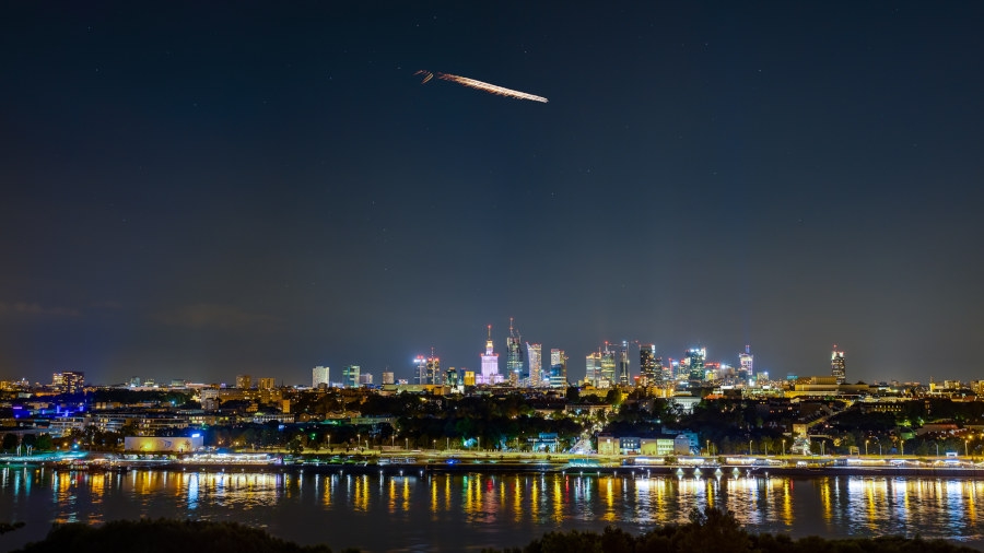 Wingsuiterzy nad Warszawą. - Foto: Dariusz Orlicz / Red Bull