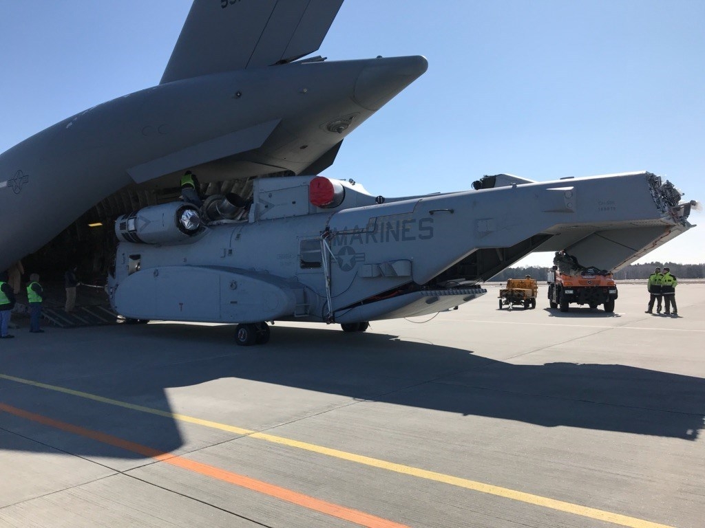 Sikorsky CH-53K - ciężki śmigłowiec transportowy wyprowadzany z pokładu ładunkowego C-17 Globemaster. Będzie prezentowany na ILA Berlin Air Show. -