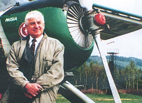 Wiesław Jaszczyński przy samolocie PZL 104 Wilga. Fot. archiwum W. Jaszczyńskiego -