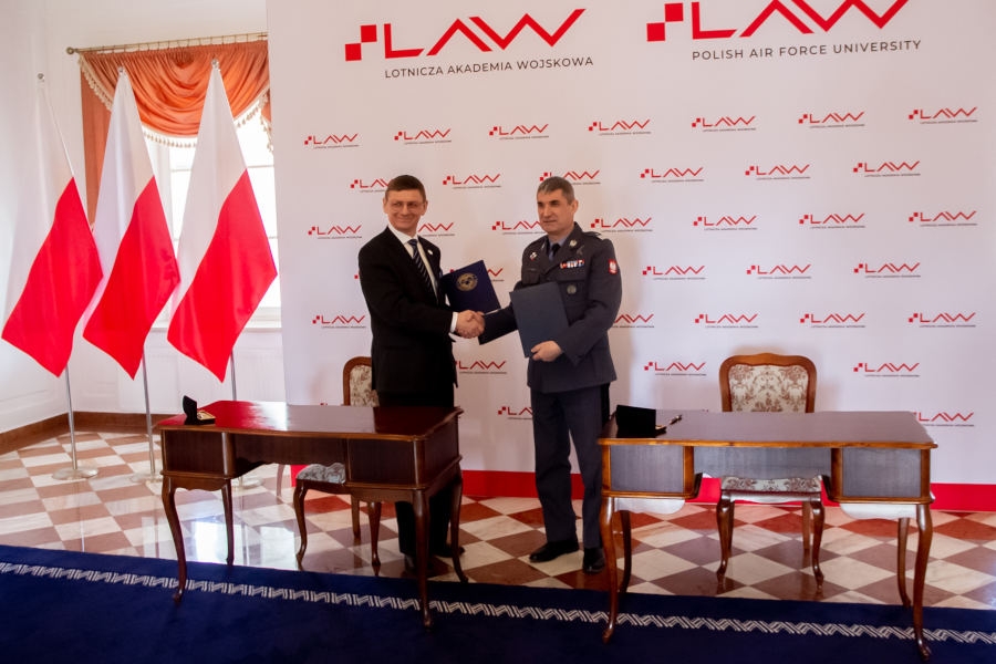 Prezes POLSA prof. Grzegorz Wrochna oraz Rektor - Komendant Lotniczej Akademii Wojskowej - gen. bryg. pil. dr. inż. Krzysztof Cur - Foto: POLSA
