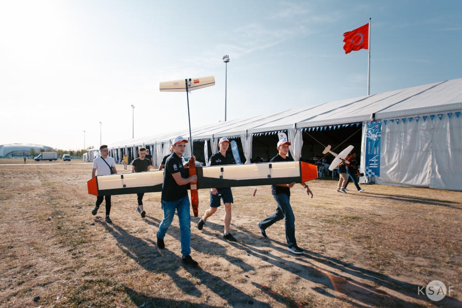 - Foto: AGH Solar Plane