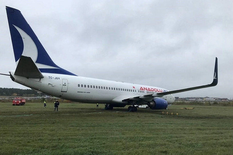 Turecki B737-800 na jednym z rosyjskich lotnisk wypadł z pasa startowego - Foto: telegram / www.perm.kp.ru / Prok. Ural Transport / Twitter (X)