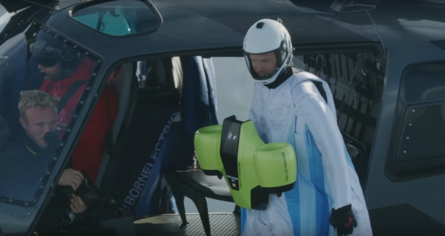 Ekstremalny lot wingsuit z użyciem silników napędzanych energią elektryczną. - Klatka z filmu: The Electrified Wingsuit X Finn Harries / Jack Harries / Youtube.com
