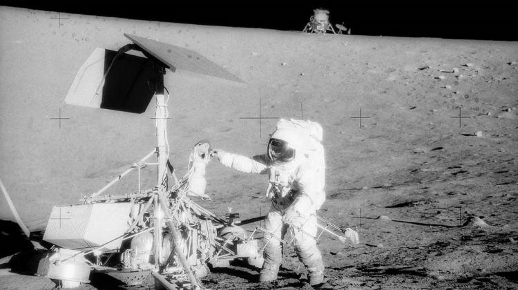 Pierwszy kosmiczny archeologAlan Bean z misji Apollo 12 bada na Księżycu niedziałającą bezzałogową sondę Surveyor 3. - Foto: NASA