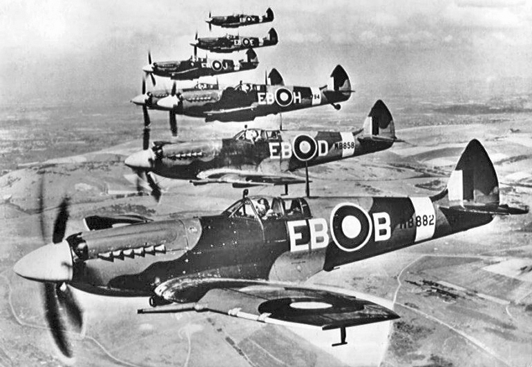 Supermarine Spitfire F Mk XIIs z 41 Dywizjonu. / Źródło : Free Licence - Public Domain - Wikimedia Common -