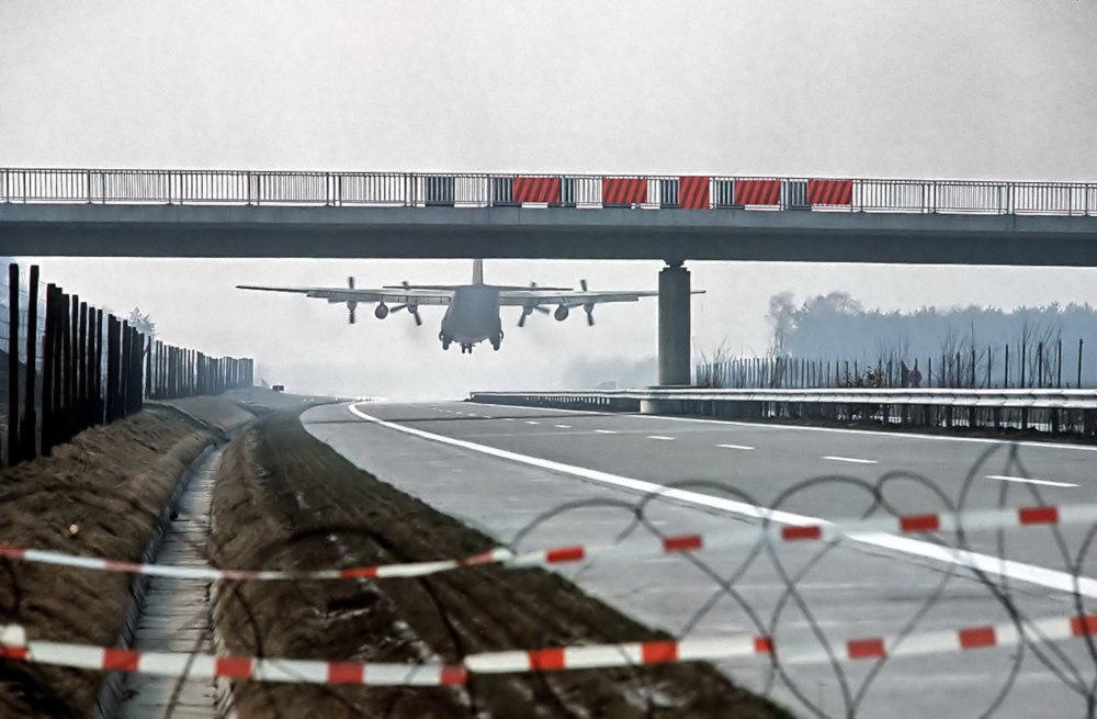 Podobne ćwiczenia odbywały i odbywają się w innych krajach. Na zdjęciu: Widok z tyłu samolotu C-130 Hercules lądującego na autostradzie A29 w pobliżu miasta Ahlhorn podczas ćwiczeń NATO autostrada 84- 1984 rok / Zdjęcie ilustracyjne - Foto: TSGT ROD PROUTY, Public domain, via Wikimedia Commons