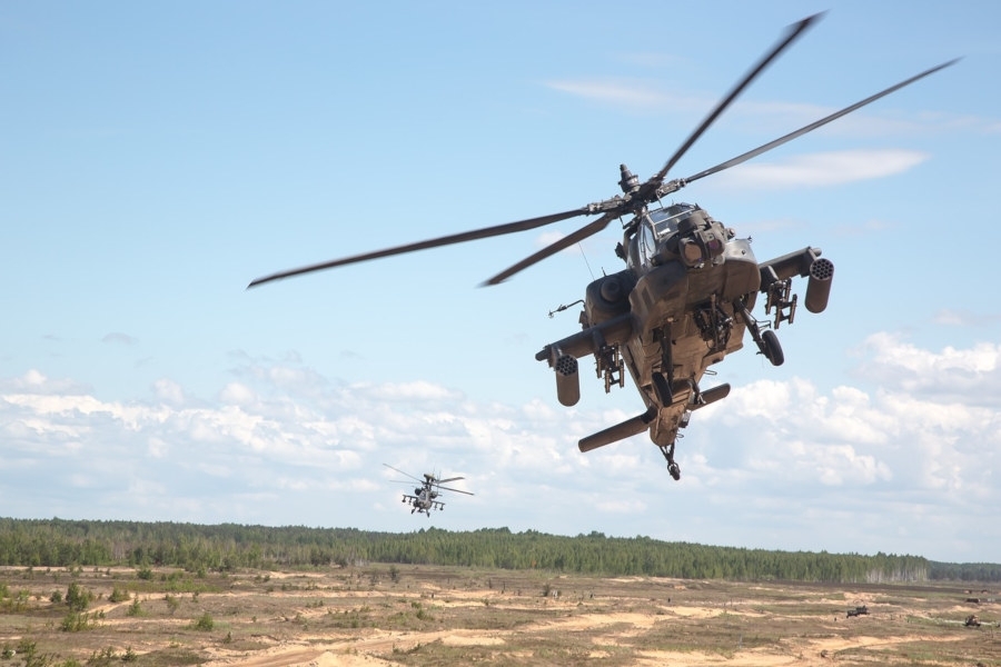 Śmigłowce Apache na poligonie / zdjęcie poglądowe - Foto: Pixabay License