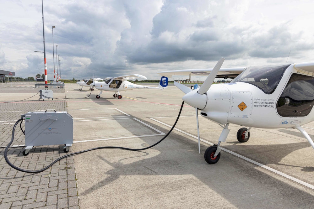 18 lotów szkoleniowych pierwszym certyfikowanym samolotem elektrycznym we współpracy z Electric Flying Connection. Linia bada możliwości, w jaki sposób mogłaby zastosować loty elektryczne w swoich operacjach w przyszłości. - Foto: KLM