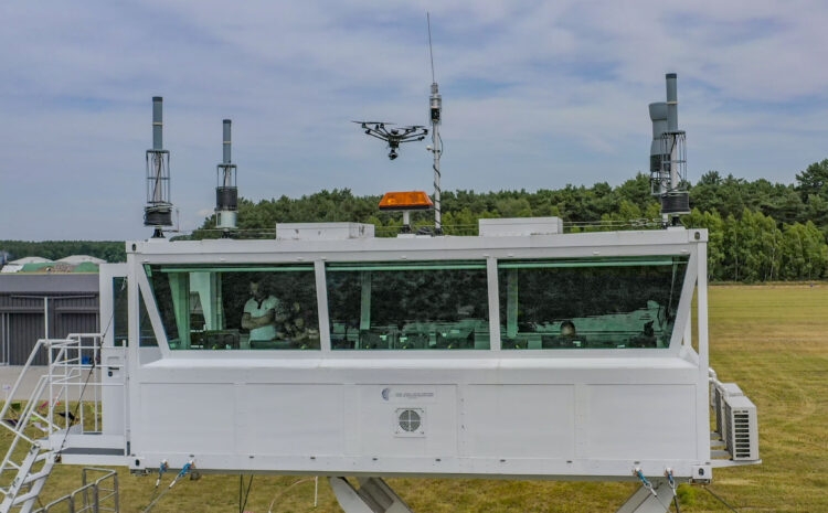 Kontrolę w powietrzu podczas zawodów dronowych zapewniła mobilna wieża Polskiej Agencji Żeglugi Powietrznej. - Foto: PAŻP
