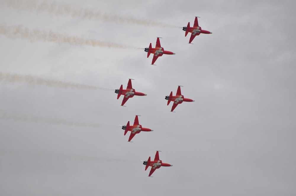 Patrouille Suisse podczas jednego z pokazów lotniczych - Foto: Mollari957, Public domain, via Wikimedia Commons
