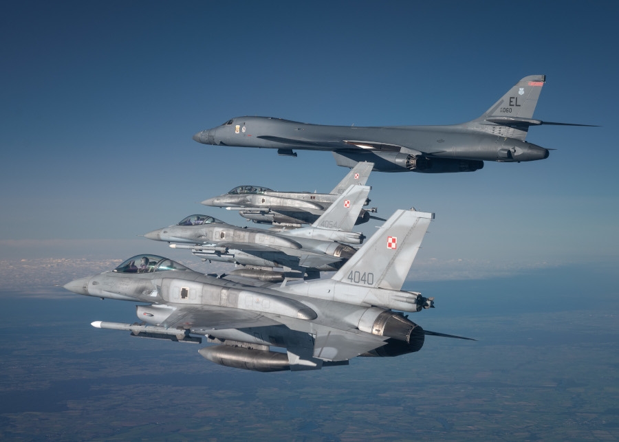 B1-B w eskorcie polskich F-16. - Foto: Piotr Łysakowski