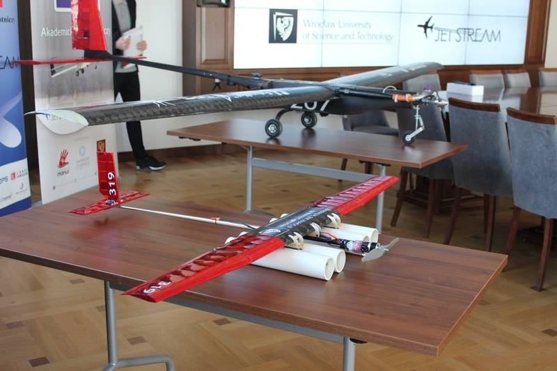 Dragonflyi Red Bomber to najnowsze samoloty bezzałogowe przygotowane przez Akademicki Klub Lotniczy PWr / Źródło: Politechnika Wrocławska -