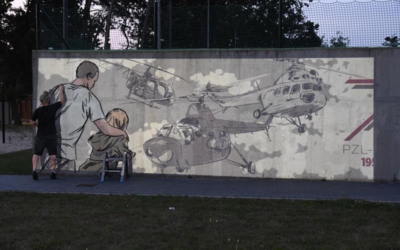 W Świdniku powstaje lotniczy mural nawiązujący do śmigłowcowej historii miasta. - Foto: Swidnik.pl