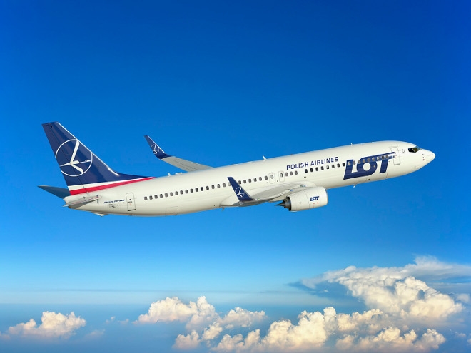 Boeing 737-800 NG to nowoczesny samolot wąskokadłubowy, który na pokład może zabrać aż 186 pasażerów. -