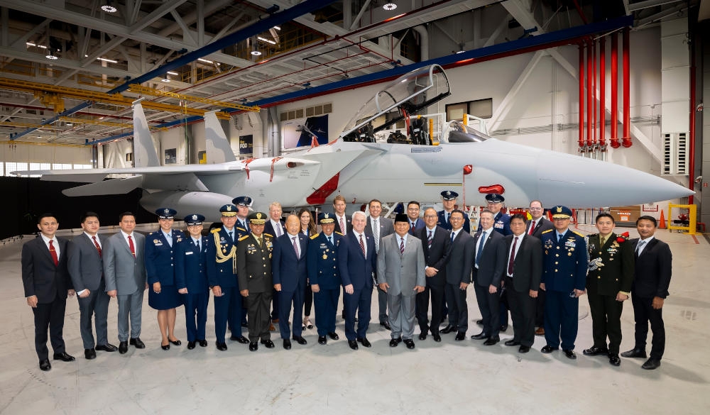 Minister Obrony Indoenzji podczas wizyty w montowni F-15 - Foto: Boeing