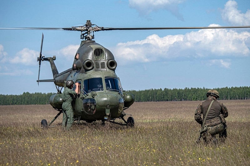 ćwiczenia z użyciem wojskowych śmigłowców. Żołnierze uczą się jak je naprowadzać do miejsca lądowania. - Foto: Paweł Sobkowicz / Polska-zbrojna.pl