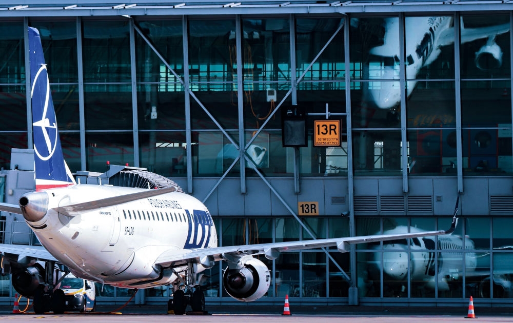Embraer 170 przy jednym ze stanowisk na Lotnisku Chopina - Foto: Kamil Wrzosek / PLL LOT