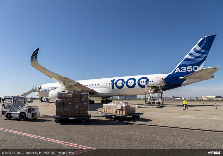 a350 1000 przewozi maski z Chin