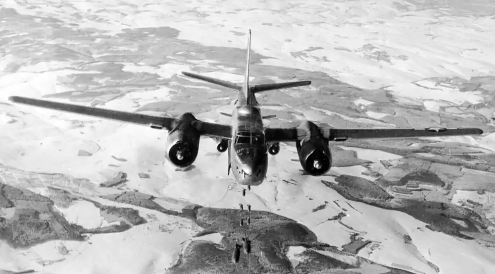 Historyczne zdjęcie A-26C Invader z 1945 roku nad Niemcami