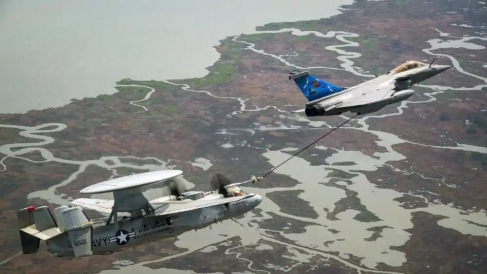 E-2D AHE po raz pierwszy zatankował z francuskich samolotów