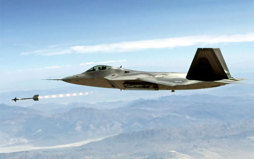 Amerykański F-22 wystrzeliwuje rakietę AIM-9 Sidewinder
