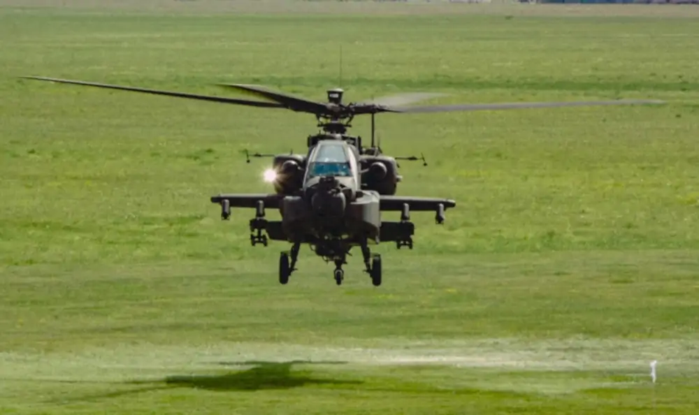 Pierwszy lot śmigłowca Apache w Polsce z polsko-amerykańską załogą