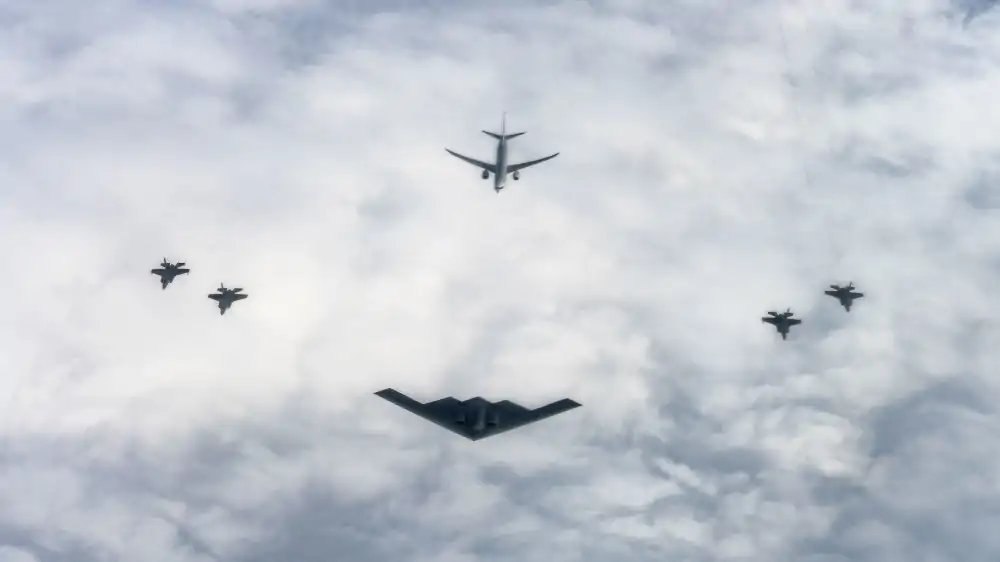 Bombowiec B-2 Spirit w szyku z norweskim P-8 Poseidon i myśliwcami F-35 nad Norwegią, 3 września 2025 r.