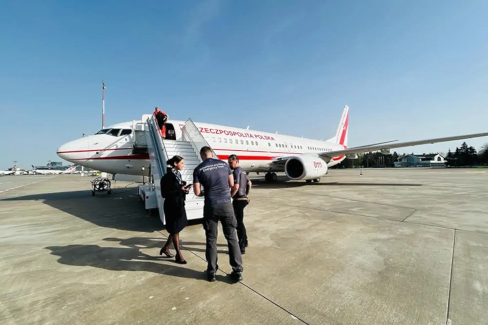 B737