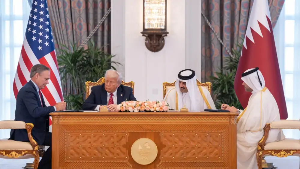 Donald Trump podczas podpisania kontraktu na 210 samolotów dla Qatar Airways - Foto: Boeing