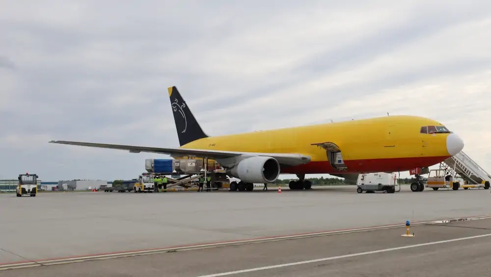 Boeing 767-200F należący do linii Sky Taxi na lotnisku w Jasionce