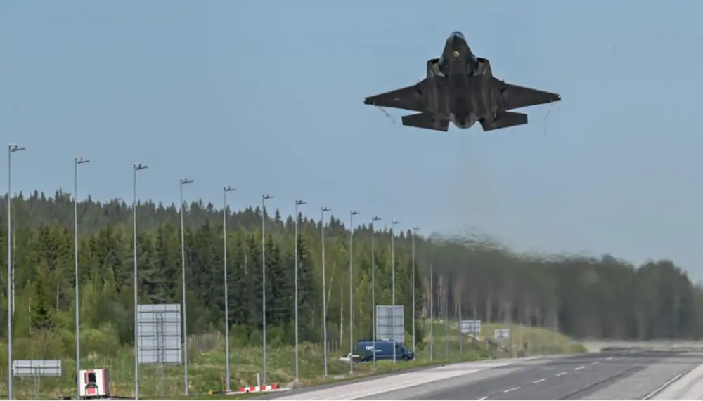 F-35 lądują na drogowym odcinku lotniskowym w Finlandii