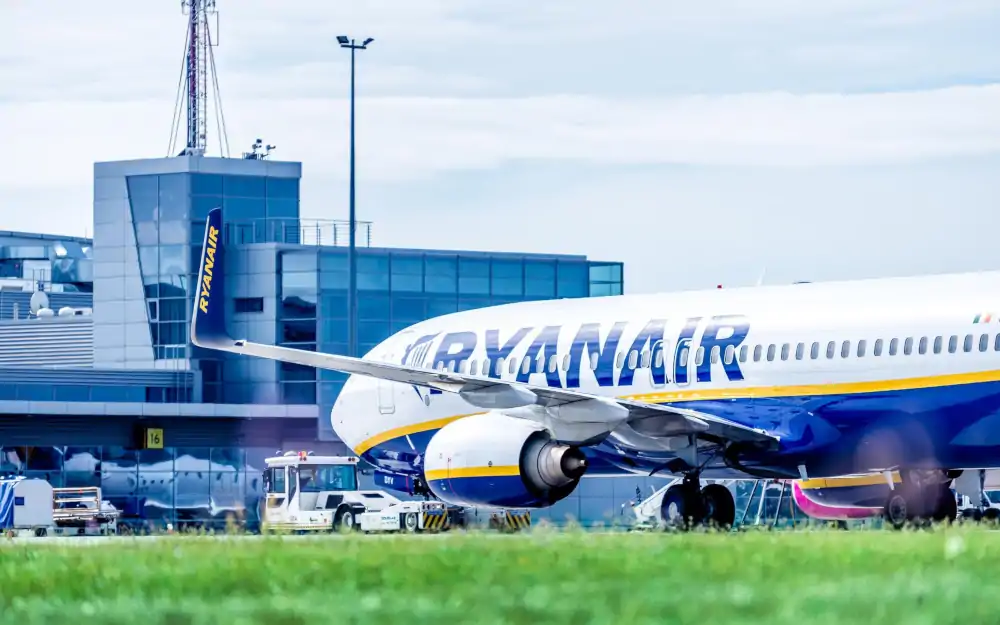 B737 Ryanair przy terminalu portu lotniczego w Ławicy