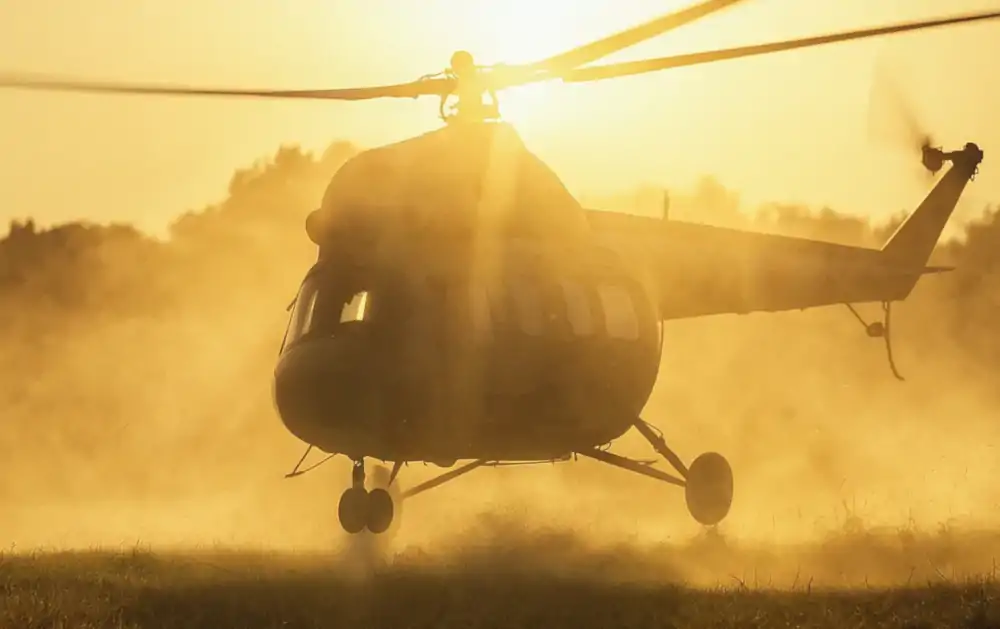 Śmigłowiec Mi-2 lądujący na polu