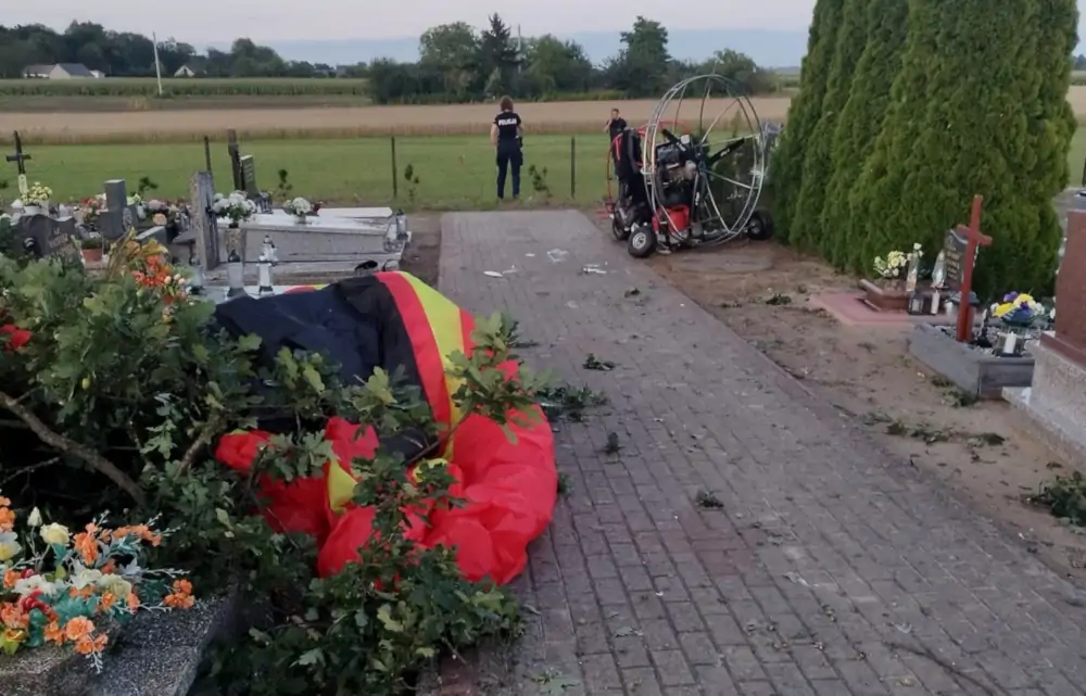 Motoparalotnia spadła na cmentarz. 64-letni pilot nie przeżył
