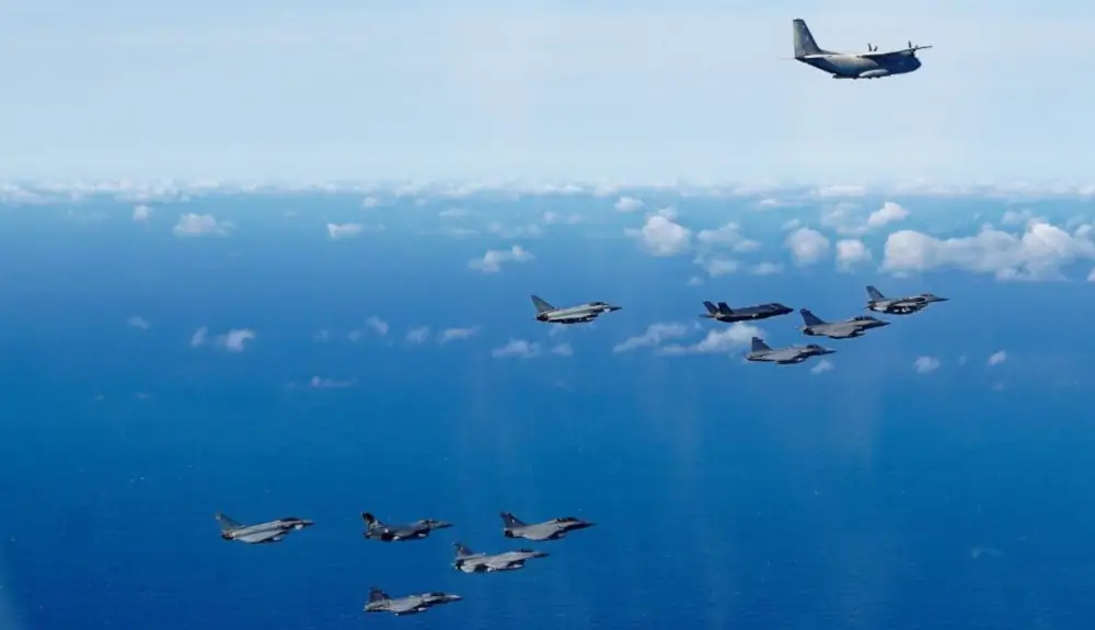 Samoloty z 12 krajów należących do NATO wykonały wspólny lot w formacji - Foto: NATO / Zdjęcie dzięki uprzejmości Alexandrosa Chalkopoulosa - rzecznika Hellenic Air Force