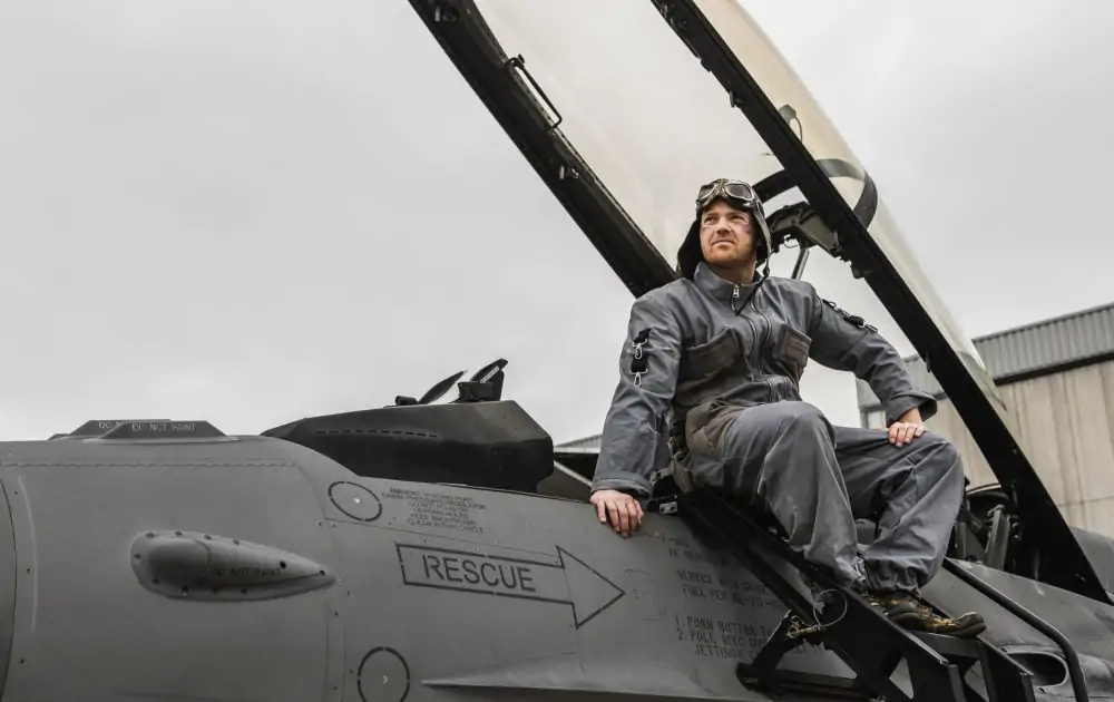 Bohater Powstania Wielkopolskiego w myśliwcu F-16 – symboliczna sesja zdjęciowa