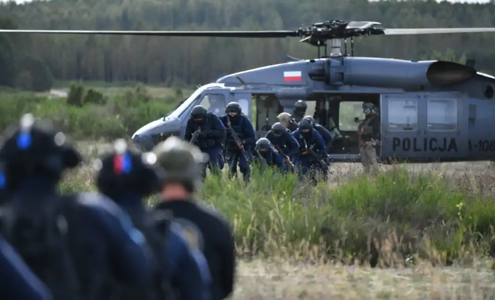 Policyjny Black Hawk w akcji podczas ćwiczeń „STAL 2025”