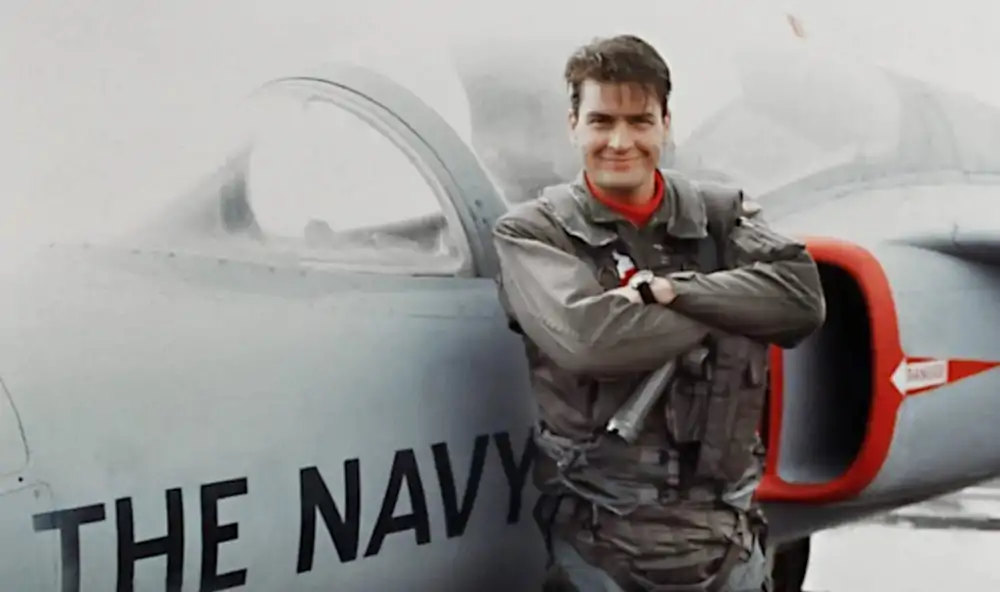Charlie Sheen w filmie Hot Shots