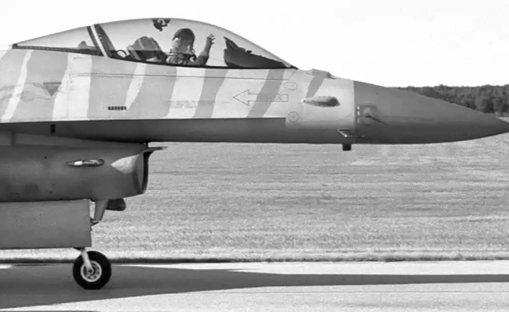 Major pil. Maciej „Slab” Krakowian podczas jednego z pokazów lotniczych za sterami F-16 z Tiger Demo Team