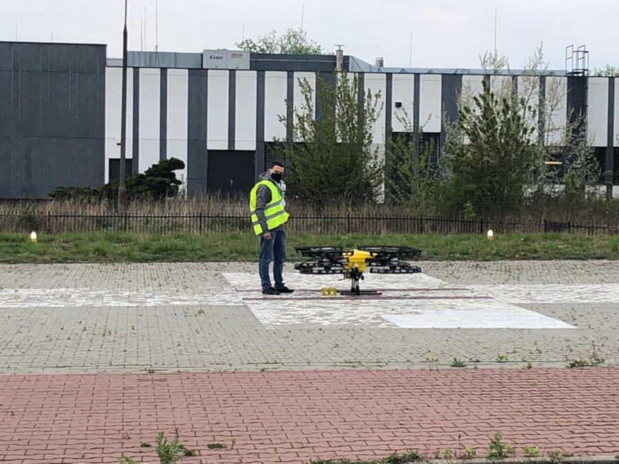 dron próbki covid-19
