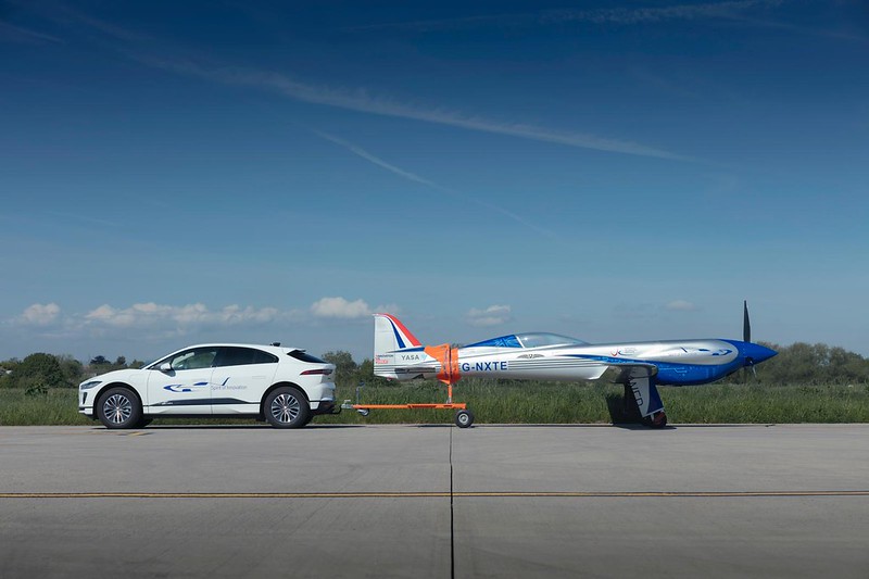W pełni elektryczny samolot Rolls-Royce Spirit of Innovation w towarzystwie elektrycznego jaguara