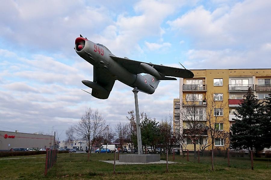 Pomnik na osiedlu Pułanki w Ostrowcu Świętokrzyskim. Samolot MiG-17PF. - Foto: Emilia Sitarska / Radio Kielce