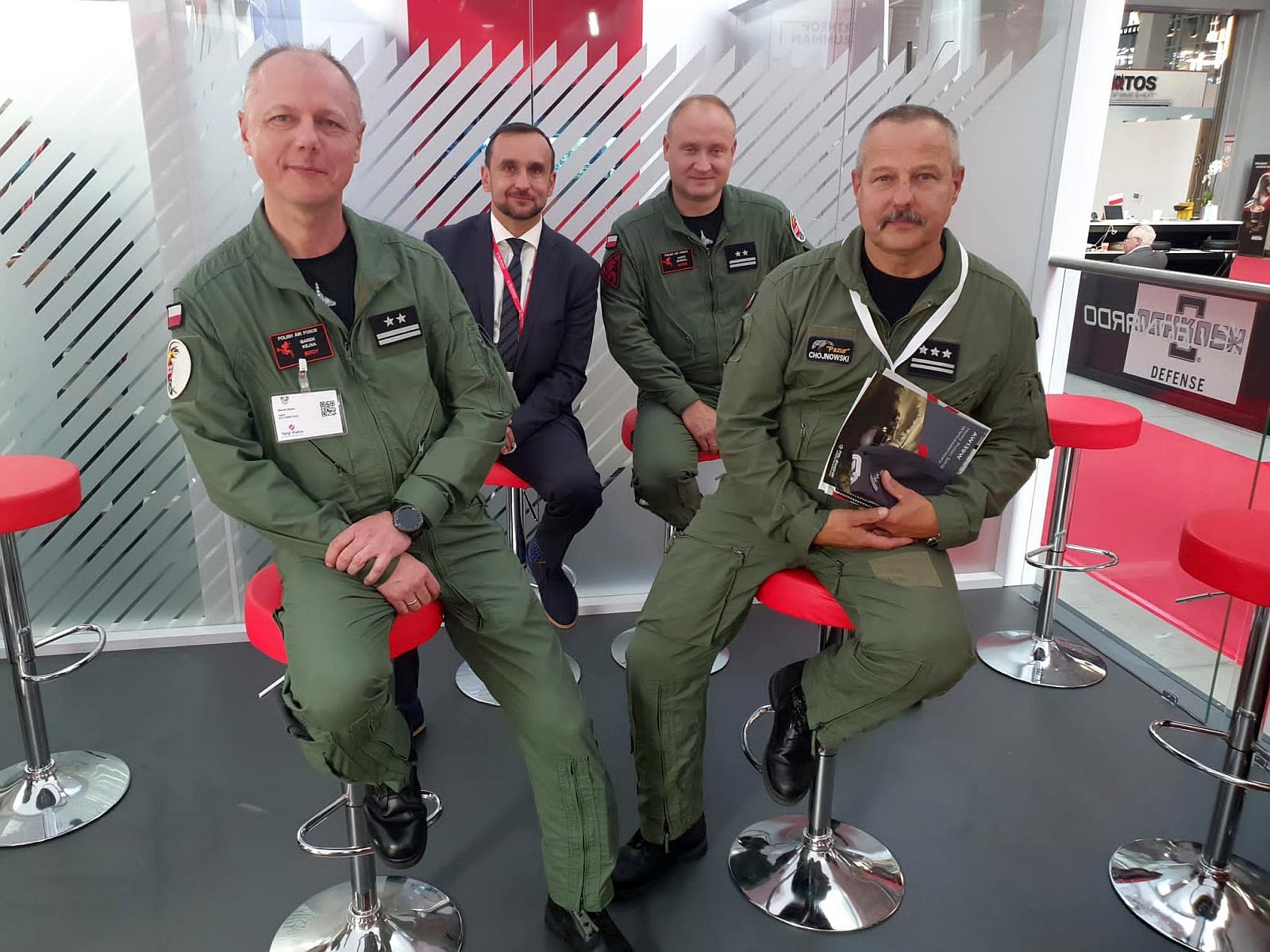 Polscy lotnicy członkami Aermacchi Pilots Club. - Foto: M-346.com