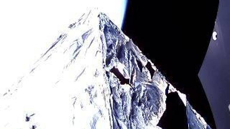 Zdjęcie żagla deorbitacyjnego satelity PW-Sat2 wykonane w sobotę 20 lutego 2021 r. - Foto: PAP Nauka w Polsce
