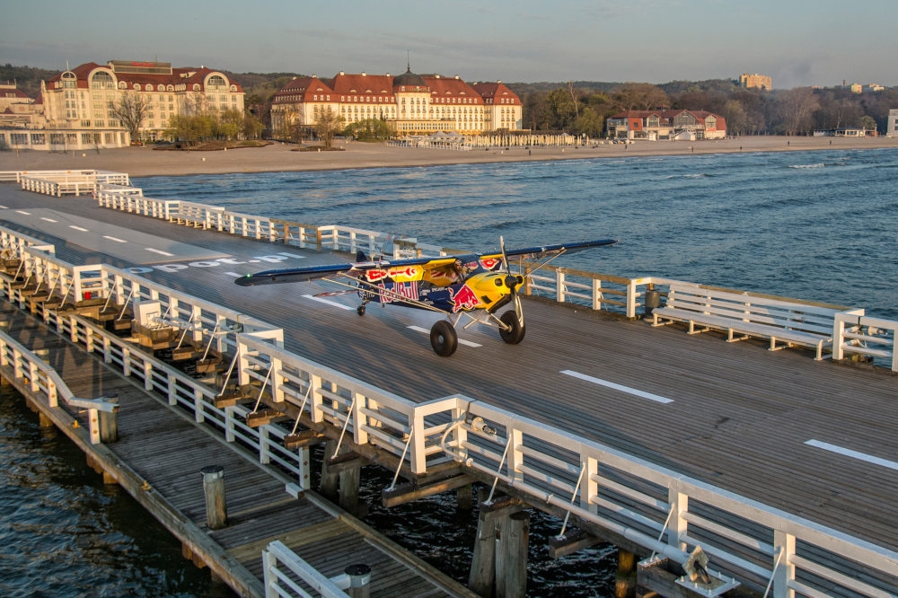 Łukasz Czepiela ciągle zaskakuje. Tym razem ląduje na sopockim molo. - Foto: Łukasz Nazdraczew / Red Bull Content Pool
