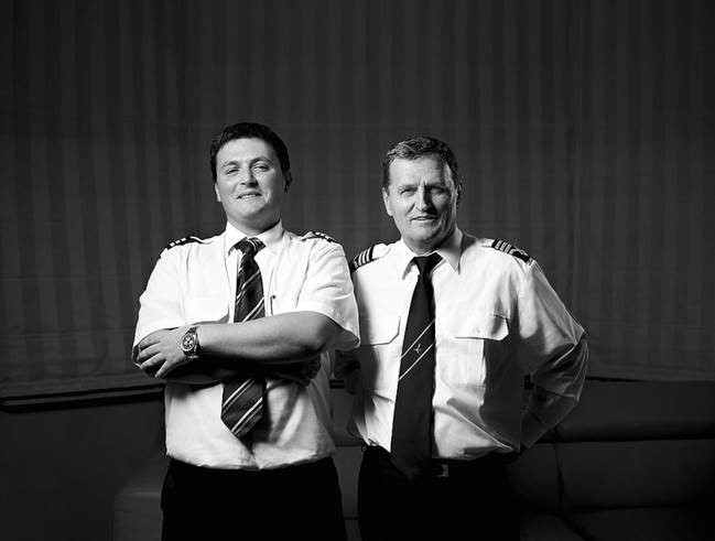 Pilot Mikołaj Wrona ze swoim ojcem kapitanem Tadeuszem Wroną - Foto: DKMS