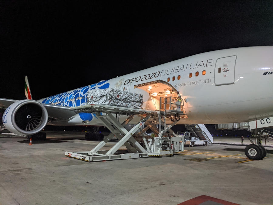 Emirates uruchamiają pomost lotniczy niosąc pomoc Indiom. - Foto: Emirates