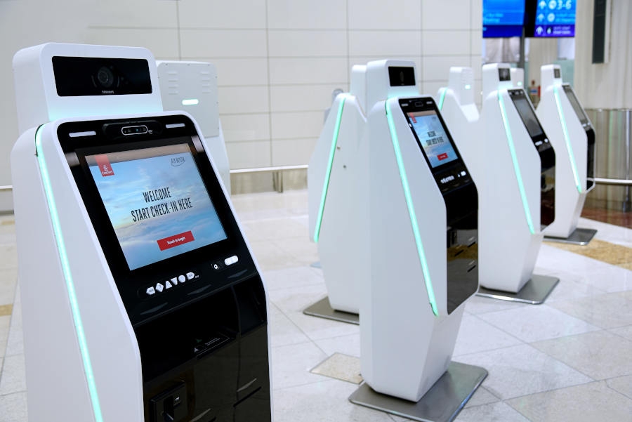 Emirates wprowadza bezdotykowe automaty do samodzielnej odprawy. - Foto: Emirates