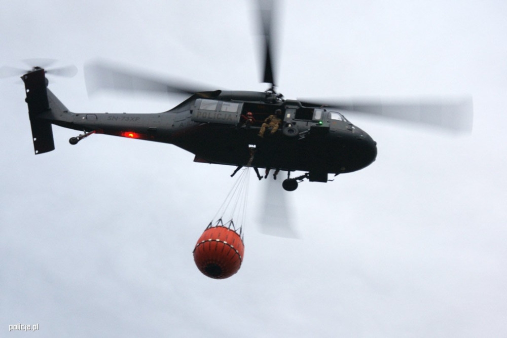 Policyjny Black Hawk podczas gaszenia pożaru w Biebrzańskim Parku Narodowym - Foto: KG Policji